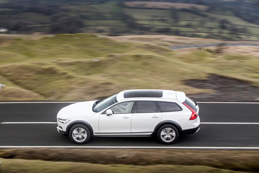  Volvo V90 D4 Cross Country 2017 года  (UK) (фото 25 из 40)